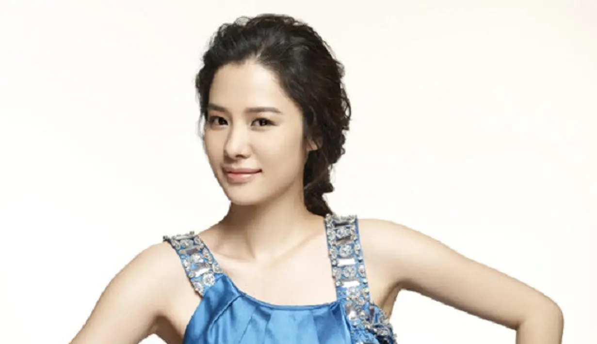 Pada 2009, Lee Dong Wook dikabarkan dekat dengan Kim Hyun Joo. Keduanya pertama kali bertemu di drama berjudul Partner. Kabar itu muncul setelah keduanya datang terlambat ke lokasi syuting secara bersamaan. (Foto: soompi.com)