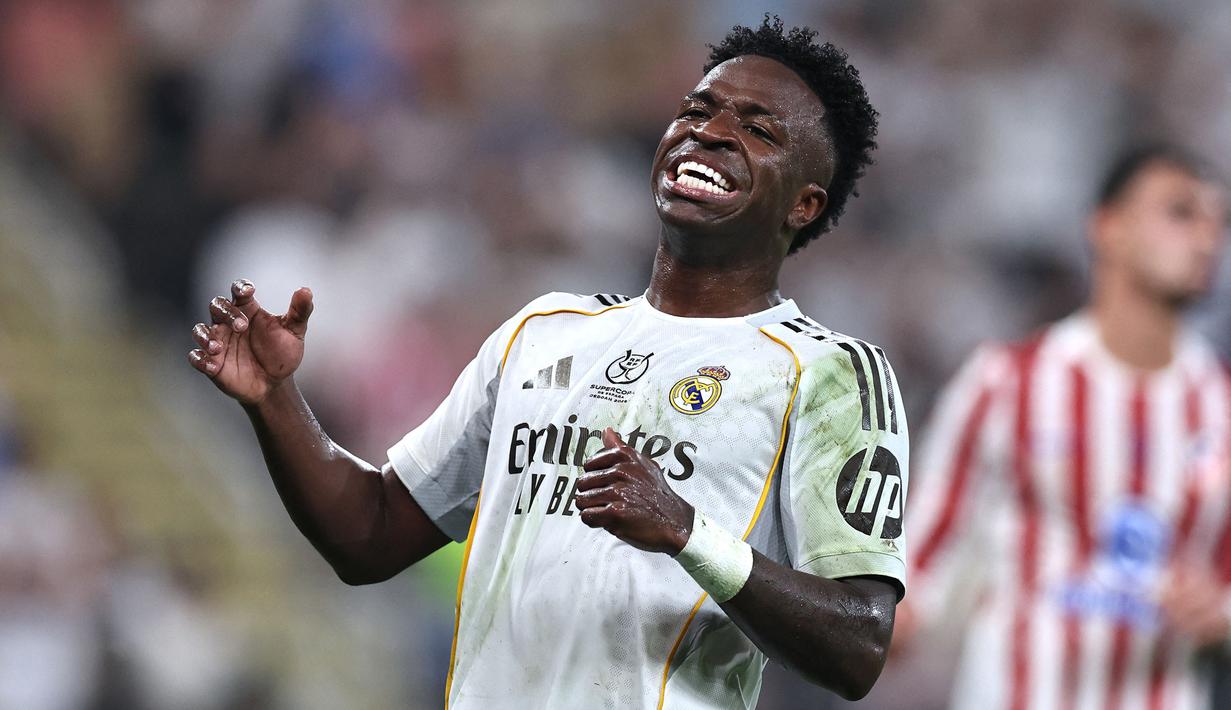 Momen tersebut terjadi saat menit ke-81 ketika Vinicius Jr ditarik keluar digantikan Arda Guler. Sang pemain kemudian berjalan meninggalkan lapangan dengan ejekan yang terdengar nyaring dari tribun stadion. (AFP/Fadel Senna)