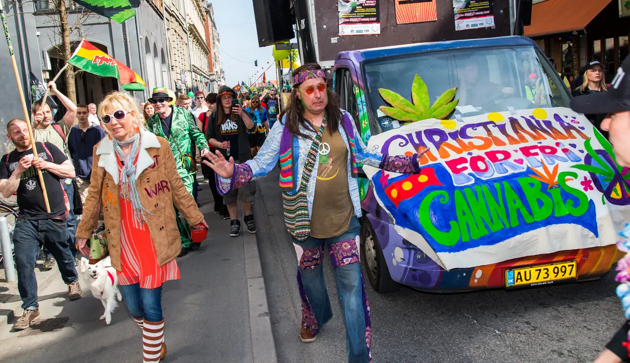 Sejumlah warga mengikuti aksi Global Cannabis March di Kopenhagen, Denmark (6/5). (AFP PHOTO / Scanpix Denmark / Martin Sylvest / Denmark OUT)