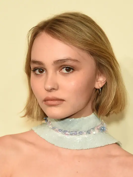 Tak terima ayahnya di jatuhkan dan dibuat bangkrut, anak gadis Johnny Depp, Lily Rose merasa tak terima. Ia pun mengaku ayahnya tak pernah melakukan tindak kekerasan pada ibu tirinya. (AFP/Bintang.com)