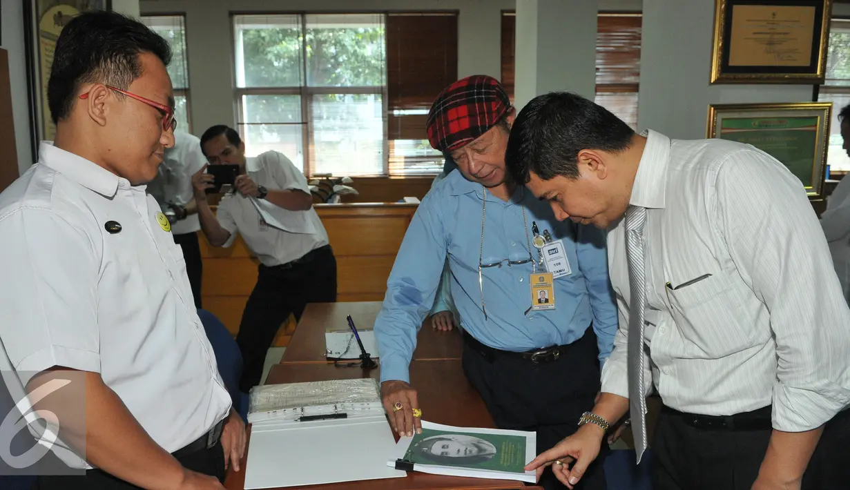 Menteri Pendayagunaan Aparatur Negara dan Reformasi Birokrasi (PANRB), Yuddy Chrisnandi melakukan sidak ke Gedung Arsip Nasional di hari pertama kerja, Jakarta, Rabu (22/7/2015). (Liputan6.com/Herman Zakharia) 