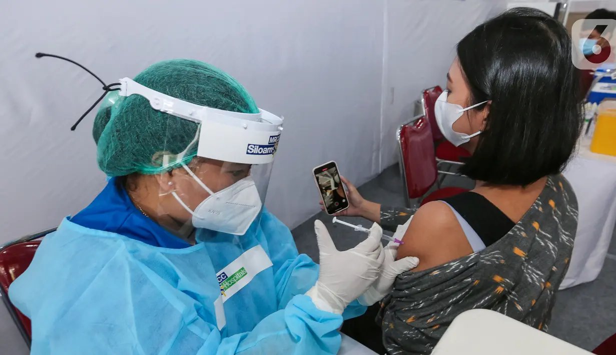 Karyawan swasta di vaksinasi gotong royong di Senayan Park, Jakarta, Rabu (19/5/2021). Program vaksinasi yang diikuti UMKM dan korporasi merupakan sinergi Kadin Indonesia dengan Siloam Hospitals Group dan Lippo Malls. (Liputan6.com/Fery Pradolo)