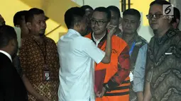 Mantan Menteri Pemuda dan Olahraga Imam Nahrawi mengenakan rompi tahanan usai pemeriksaan di gedung KPK, Jakarta, Jumat, (27/9/2019). Imam resmi ditahan setelah diperiksa sebagai tersangka dalam kasus dugaan suap dana hibah dari pemerintah terhadap KONI melalui Kemenpora. (merdeka.com/Dwi Narwoko)