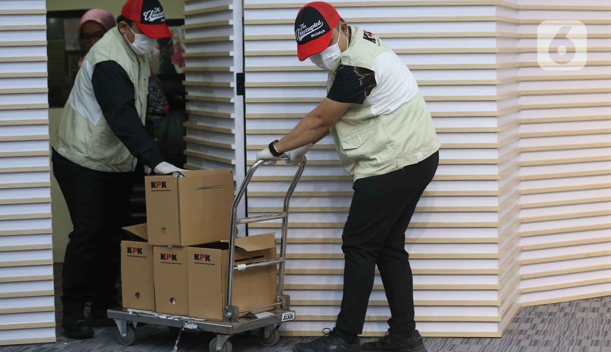 Tim penyidik juga mengamankan sejumlah catatan atau dokumen yang berkaitan dengan dugaan "patok harga" untuk posisi strategis di tingkat pemerintahan desa. Tampak dalam foto, petugas membawa tumpukan uang barang bukti Operasi Tangkap Tangan (OTT) Bupati Pati Sudewo di Gedung Merah Putih Komisi Pemberantasan Korupsi (KPK), Jakarta, Selasa (20/1/2026). (Liputan6.com/Helmi Fithriansyah)