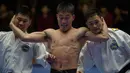 Peserta berusaha mengalahkan lawannya selama demonstrasi taekwondo sebagai bagian dari Kejuaraan Seni Bela Diri Nasional tahunan Mangyongdae di 'Taekwon-Do Hall' di Pyongyang, Korea Utara (9/11). (AFP Photo/Kim Won Jin)