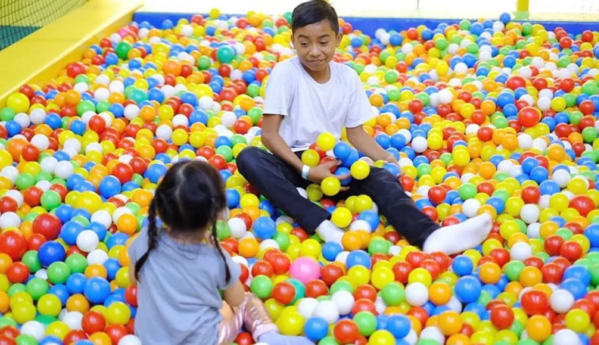 Betrand dan Thalia kerap kali menghabiskan waktu bermain bersama. (Liputan6.com/IG/ruben_onsu)