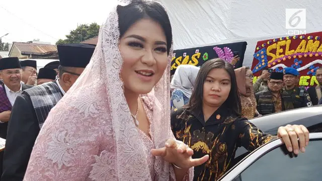 Kahiyang Ayu hari ini akan diberi marga Siregar. Ia dan suaminya Bobby Nasution nampak serasi dengan busana bernuansa merah muda.