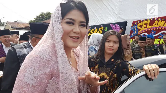 VIDEO: Berbalut Kebaya Merah Muda, Kahiyang Tiba di Lokasi Upacara