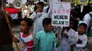 Sejumlah anak-anak di bawah umur saat berdemo di depan Gedung DPRD DKI Jakarta, Jumat (31/10/2014). (Liputan6.com/Johan Tallo) 