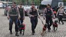 Unit K-9 Polri membawa anjing saat mengikuti apel Operasi Lilin 2022 di Monas, Jakarta, Kamis (22/12/2022). Selain unit K-9, turut dipamerkan kendaraan pendukung 330 unit, helikopter, turangga, SAR selam, serta Polairud. (Liputan6.com/Angga Yuniar)