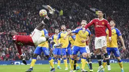 Pertandingan yang digelar di Old Trafford ini berkesudahan dengan skor imbang 1-1. (AP/Jon Super)