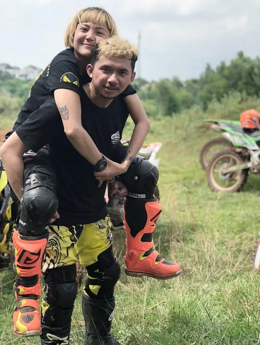 Seperti yang dilansir dari Liputan6.com, lelaki yang sudah memacari Poppy selama enam bulan ini menceritakan persiapan yang telah dilakukan menuju hari bahagianya nanti sudah mencapai 80 persen. (Instagram/popsovia)