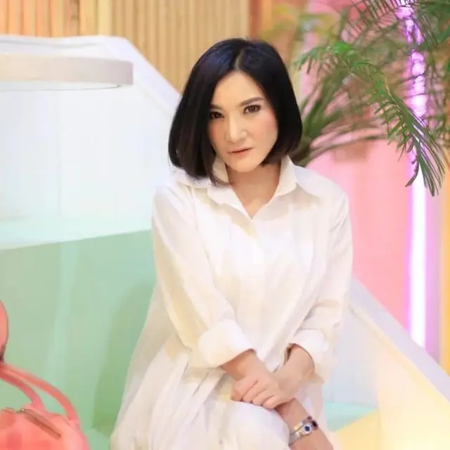 Aktris Rambut Pendek