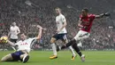 Pemain Manchester United, Anthony Martial (kanan) mencetak satu-satunya gol untuk kemenangan timnya atas Tottenham Hotspur pada lanjutan Premier League di Old Trafford, Manchester, (28/10/2017). MU menang 1-0. (Martin Rickett/PA via AP)
