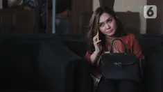 Sekretaris tersangka kasus dugaan suap distribusi gula Direktur Pemasaran PTPN III (Persero) I Kadek Kertha Laksana, Adinda Anjarsari usai menjalani pemeriksaan di Gedung KPK, Jakarta, Senin (23/12/2019). Adinda menjadi saksi terkait kasus dugaan suap yang menjerat bosnya. (merdeka.com/Dwi Narwoko)