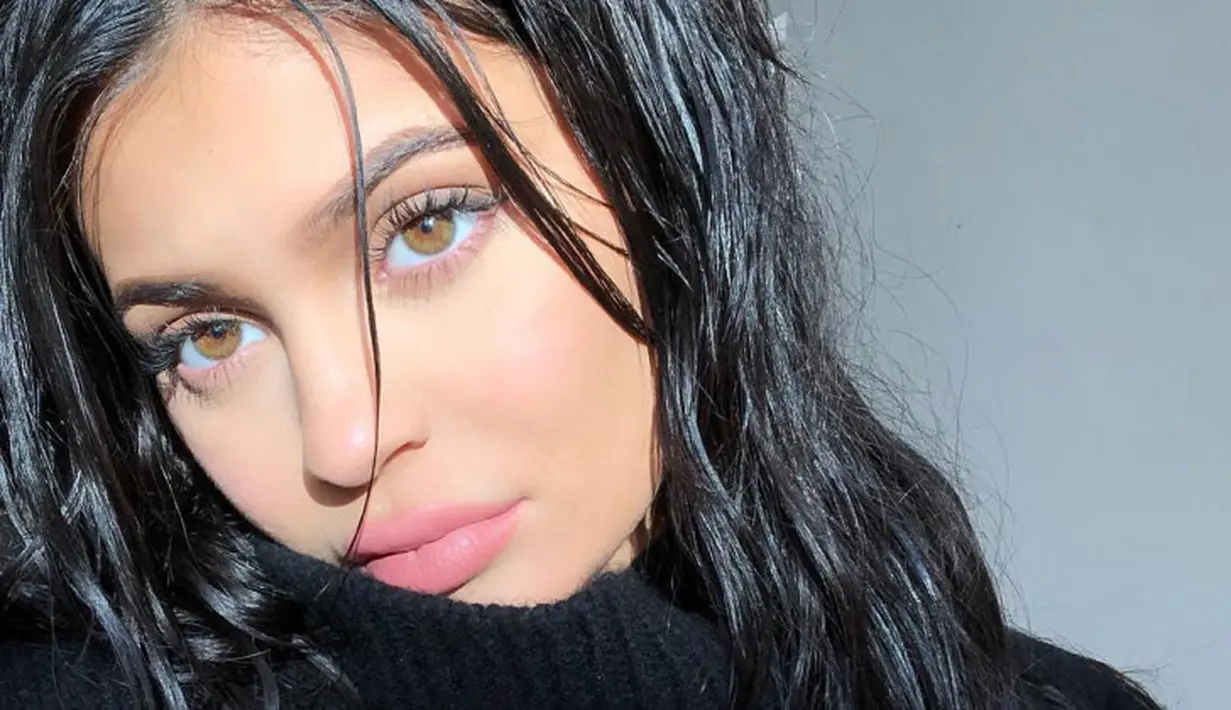 Seorang sumber mengatakan bahwa Kim merasa Kylie tak pantas diabaikan di masa-masa akhir kehamilannya. (instagram/kyliejenner)