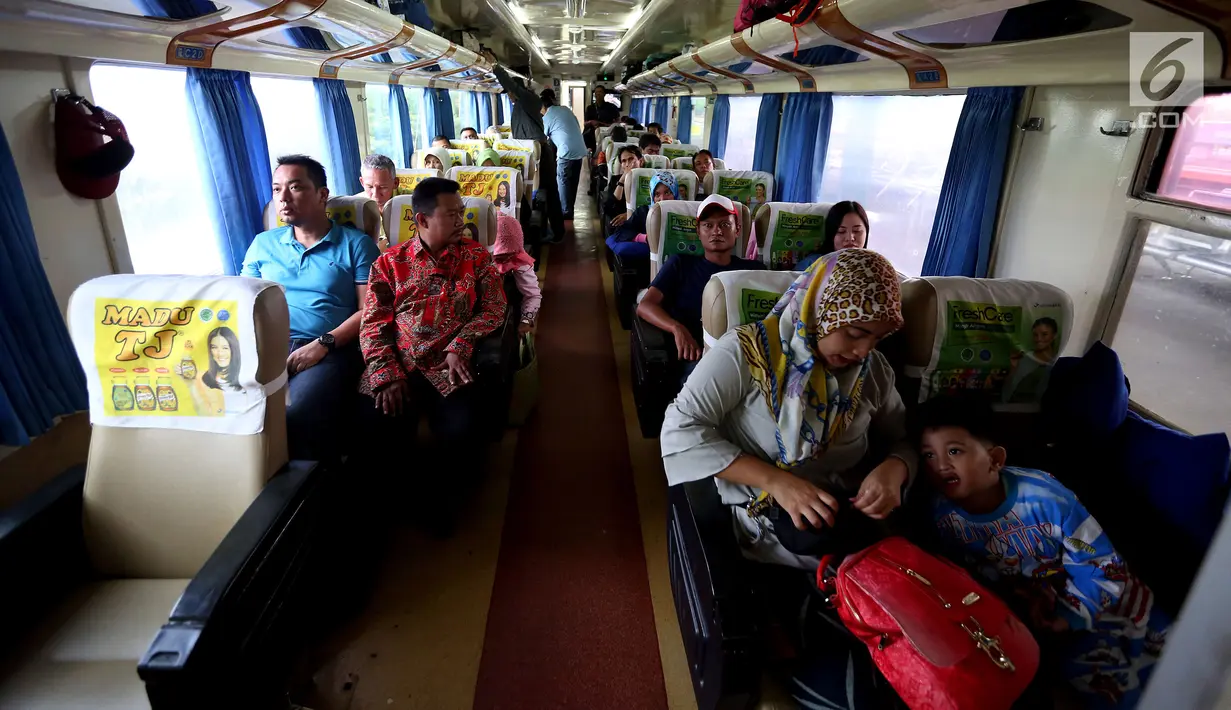 Penumpang menaiki kereta di Stasiun Gambir, Jakarta, Rabu (29/11). PT KAI Daop 1 Jakarta akan mengoperasikan 11 KA tambahan tujuan Solo, Bandung, dan Cirebon yang dimulai pada 29 November hingga 4 Desember 2017. (Liputan6.com/JohanTallo)