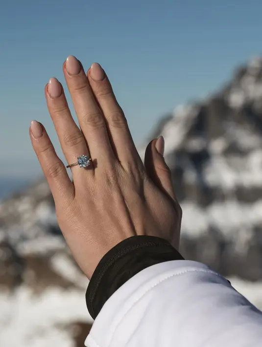 <p>Cincin tunangan Romee Strijd dan Laurens van Leeuwen dibuat khusus oleh Ring Concierge yang berbasis di New York City. Cincin ini diperkirakan memiliki berlian berbentuk bulan 3-4 karat dengan 3 batu pave di setiap sisinya dan bernilai sekitar Rp5,9 miliar. Foto: Instagram.</p>