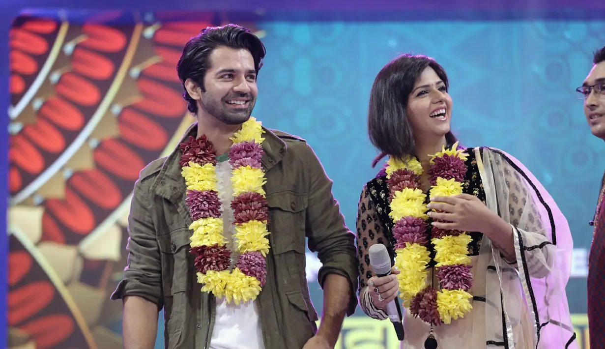 Sambutan antusias para penggemar serial Khushi. Dua bintang serial tersebut, Barun Sobti dan Dalljiet, menggelar meet and greet Khushi Stars di Mall Metropolis Town Square. (Galih W. Satria/Bintang.com)