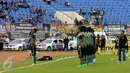 Pemain PS TNI memberi hormat jelang sesi pemanasan sebelum berlaga melawan Sriwijaya FC di Turnamen Piala Bhayangkara, Stadion Si Jalak Harupat, Bandung, Minggu (20/3/2016). PS TNI kalah 1-2 dari Sriwijaya FC. (Liputan6.com/Helmi Fithriansyah)