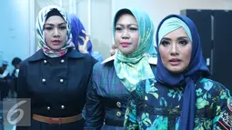 Elma Theana (kanan) mengaku sudah 9 tahun Elma belajar di Padepokan Aa Gatot Brajamusti, Jakarta, Senin (5/9). Awalnya Elma diajarkan mengaji namun lama-kelamaan Elma menyadari jika ia mulai jauh dari keluarga. (Liputan6.com/Herman Zakharia)