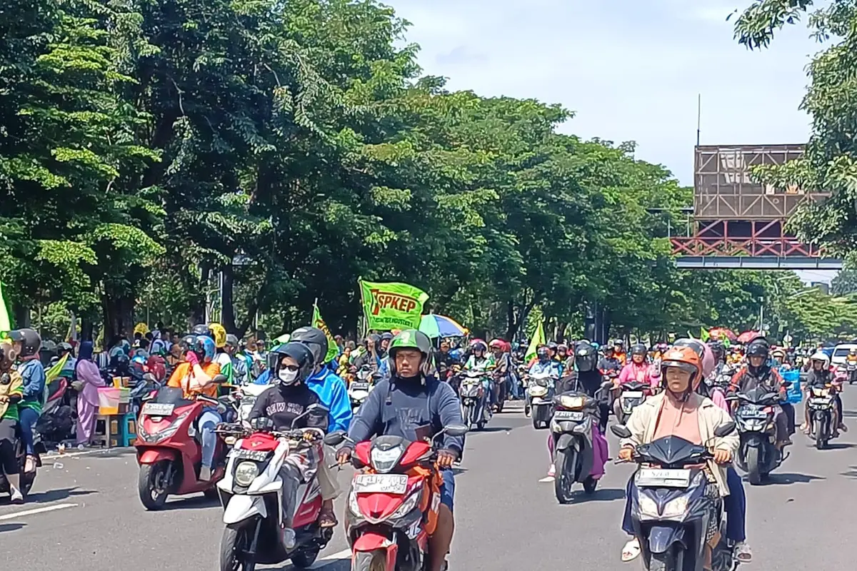 Demo buruh dalam rangka May Day di Surabaya. (Dian Kurniawan/Liputan6.com)