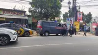 Aparat kepolisian Polsek Sukmajaya bersama Polres Metro Depok bersiaga usai keributan antar kelompok di Jalan KSU, Kecamatan Sukmajaya, Kota Depok. (Liputan6.com/Dicky Agung Prihanto)