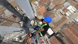 Teknisi XL melakukan perawatan perangkat BTS 4G di atas menara di kawasan Lembang, Bandung, (2/11/2015). XL sudah melayani pelanggan 4G LTE secara komersial di seputar Ibu Kota Jawa Barat dengan layanan internet super cepat. (Liputan6.com/Yudha Gunawan)