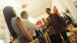 Jokowi tampak menyalami para investor asing satu persatu sambil mengucapkan salam, Jakarta, Selasa (4/11/2014). (Liputan6.com/Herman Zakharia)