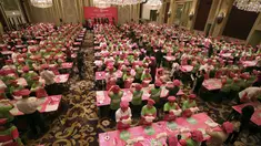  Ratusan orang memegang adonan pizza untuk pecahkan rekor Guinness World Record di Cina, Rabu (28/10/2015). Mereka berupaya untuk memecahkan rekor orang terbanyak melempar adonan pizza. (REUTERS/Stringer)