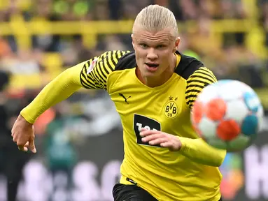 Striker Borussia Dortmund asal Norwegia, Erling Braut Haaland telah dipastikan akan berseragam Manchester City musim depan. Sepanjang sejarah, ia merupakan pemain Norwegia ke-6 yang memperkuat Manchester City di Liga Inggris. Siapa saja kelima pendahulunya? simak! (AFP/Ina Fassbender)