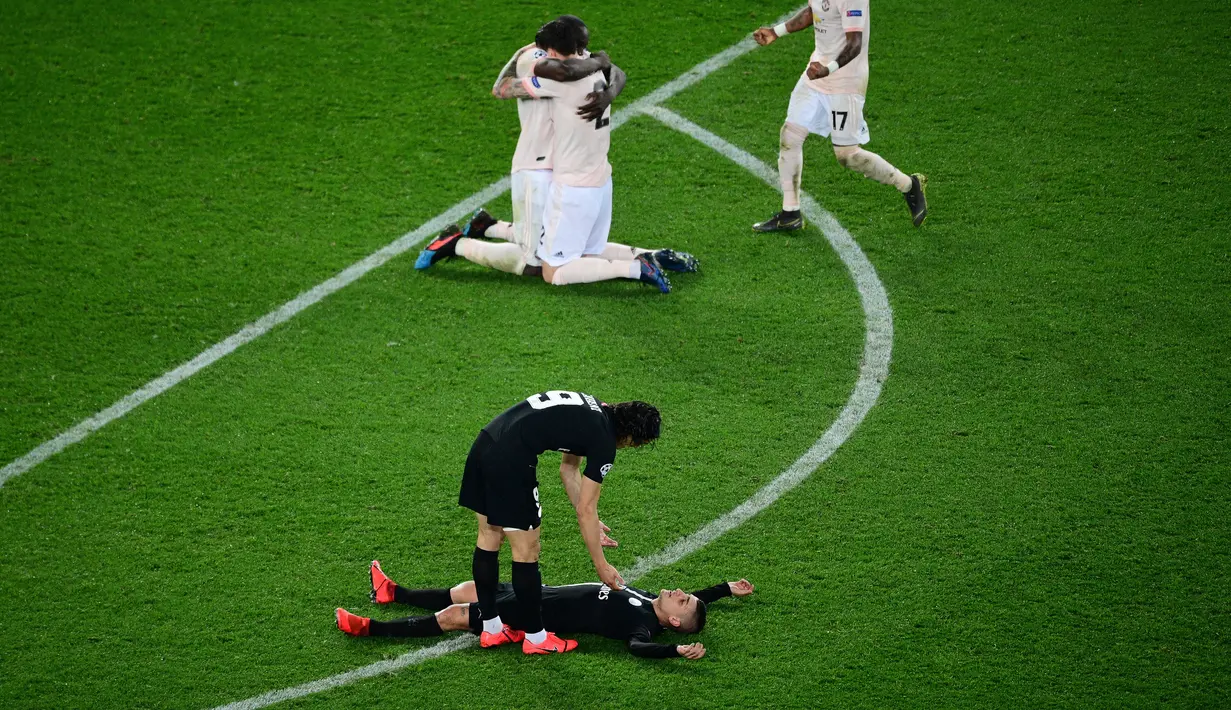 Dua ekspresi berbeda pada leg kedua, babak 16 besar Liga Champions yang berlangsung di Stadion Parc des Princes, Paris, Kamis (7/3). Man United menang 3-1 atas PSG. (AFP/Martin Bereau)