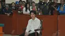 Menggunakan kemeja putih dan celana panjang hitam, mantan kekasih Sheila Marcia itu terlihat serius dan menyimak jalannya sidang di Pengadilan Negeri Jakarta Timur, Rabu (7/5/14). (Liputan6.com/Panji Diksana)