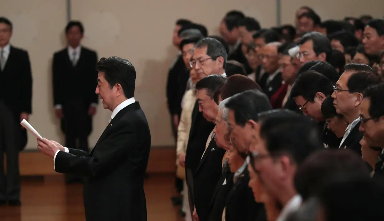 Perdana Menteri Jepang Shinzo Abe menyampaikan pidato saat upacara turun takhta Kaisar Akihito di Istana Kekaisaran, Tokyo, Jepang, Jumat (30/4/2019). Shinzo Abe mewakili rakyat Jepang menyampaikan pernyataan terakhir bagi Akihito. (Japan Pool/Pool via REUTERS)