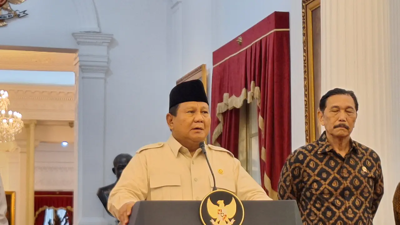 Presiden Prabowo Subianto saat konferensi pers di Istana Merdeka Jakarta, Senin (17/2/2025).