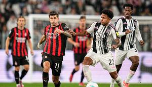 Christian Pulisic (kiri) berebut bola dengan Weston McKennie di laga Juventus vs AC Milan di pekan ke enam Serie A 2025/2026 di Allianz Stadium, Senin (06/10/2025).&nbsp;(Marco Alpozzi/LaPresse via AP)