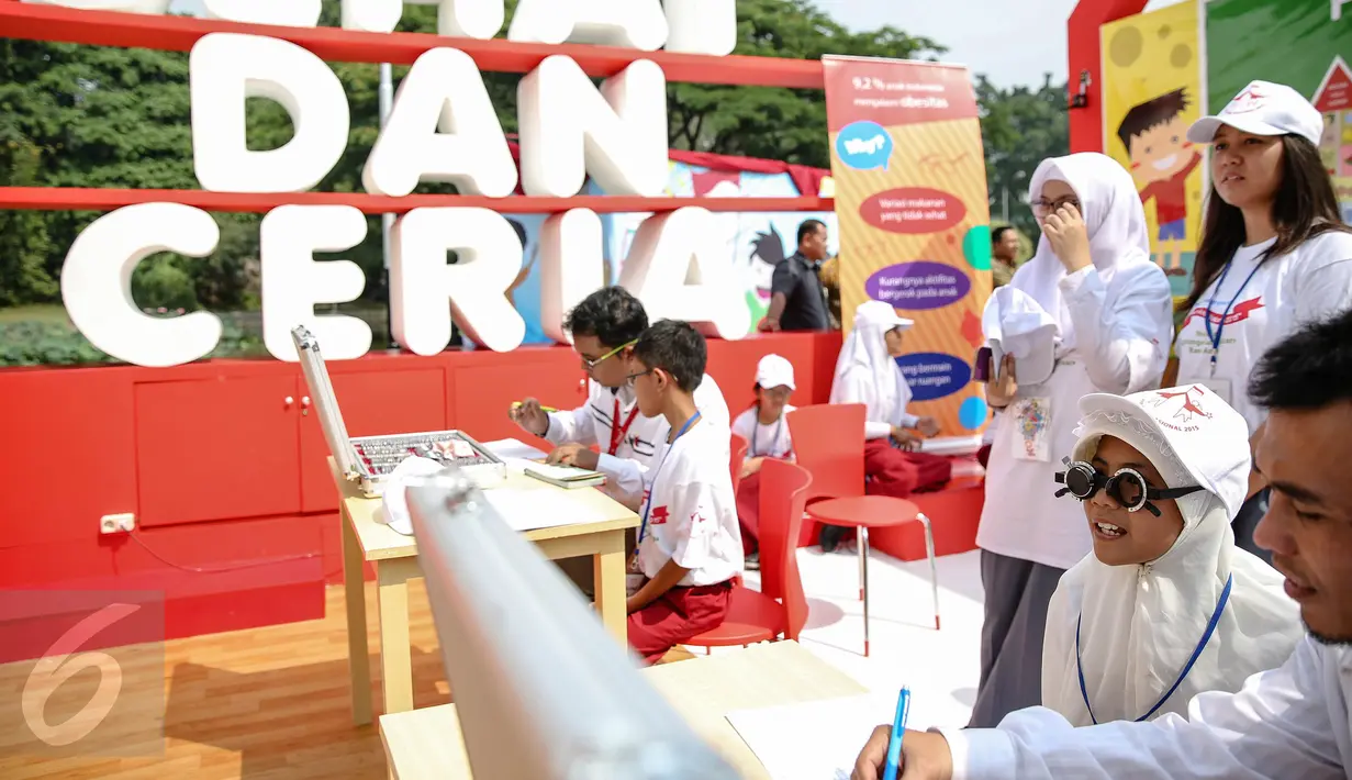 Seorang anak diperiksa matanya saat acara puncak Peringatan Hari Anak Nasional di Istana Bogor, Selasa (11/8/2015). Acara ini dihadiri oleh ratusan anak-anak dari berbagai daerah di Indonesia. (Liputan6.com/Faizal Fanani)