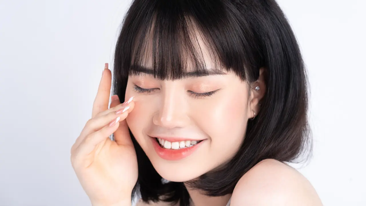 Tips Mengaplikasikan Dewy Foundation untuk Kulit Berminyak, Ciptakan Tampilan Glowing yang Segar