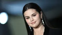 Selena Gomez saat tiba di acara tahunan kedua Academy Museum di Academy Museum of Motion Pictures di Los Angeles, Amerika, Sabtu (15/10/2022). Lama tak terlihat, Selena Gomez tampil anggun dan menawan dengan balutan busana serba hitam. (Jon Kopaloff/Getty Images via AFP)