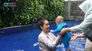 Nagita Slavina juga ikut menemani Cipung belajar berenang dong.(Youtube.com/Rans Entertainment)