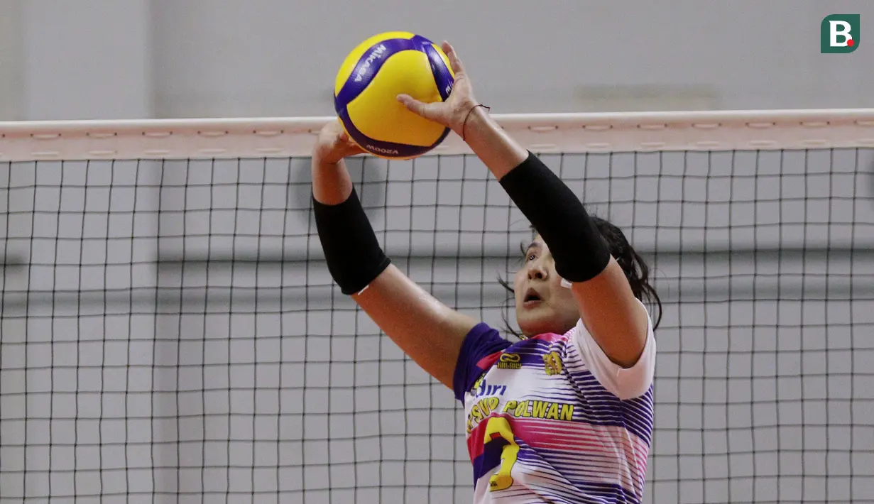 Pemain Jakarta Mandiri Popsipo Polwan, Guedpard Pornpun melepaskan umpan saat melawan Gresik Petrokimia Pupuk Indonesia pada laga PLN Mobile Proliga 2022 di Padepokan Voli Jenderal Polisi Kunarto, Sentul, Jumat (28/1/ 2022). (Bola.com/M Iqbal Ichsan)