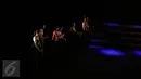 Penari mementaskan karya Melati Suryodarmo dalam pementasan berjudul Tomorrow as Purposed di Taman Ismail Marzuki, Jakarta, Selasa (1/11). Penampilan ini menjadi pentas pembuka helatan Indonesian Dance Festival (IDF) 2016. (Liputan6.com/Gempur M Surya)
