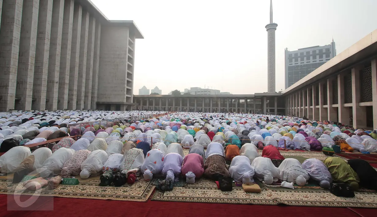 Jamaah melaksanakan Shalat Istisqo di Halaman Masjid Istiqlal, Jakarta, Minggu (1/11/2015). Wapres bersama dengan masyarakat dan menteri melakukan shalat tersebut untuk meminta hujan agar Indonesia tidak didera musim kemarau. (Liputan6.com/Angga Yuniar) 