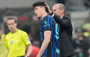 Pelatih AC Milan Massimiliano Allegri (kanan) menyentuh kepala pemain Inter Milan Alessandro Bastoni saat laga Serie A/Liga Italia antara AC Milan vs Inter Milan di Milan, Italia, Minggu, 8 Maret 2026. (AP Photo/Luca Bruno)