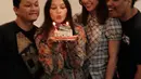 Terlihat ulang tahun pun dirayakan sederhana bersama suami masing-masing. Meski sederhana namun terkesan hangat dan berkesan. [@indahpermatas]