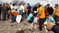 Aksi Sri Mulyani bersihkan sampah di Pantai Tanjung Pasir (dok: Merdeka)