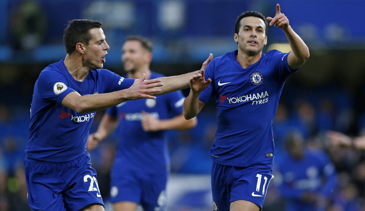 Pemain Chelsea, Pedro (kanan) merayakan gol dengan rekannya Cesar Azpilicueta (kiri) saat melawan Stoke City pada lanjutan Premier League di Stamford Bridge, London (30/12/2017). Chelsea menang 5-0. (AFP/Ian Kington)