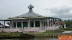 Citizen6, Sulawesi: Mesjid yang terletak di Jalan Sungai Tangka, Kabupaten Sinjai, Sulawesi Selatan memiliki bentuk menara yang tak lazim dilihat pada mesjid mana pun. (Pengirim: Syarief)