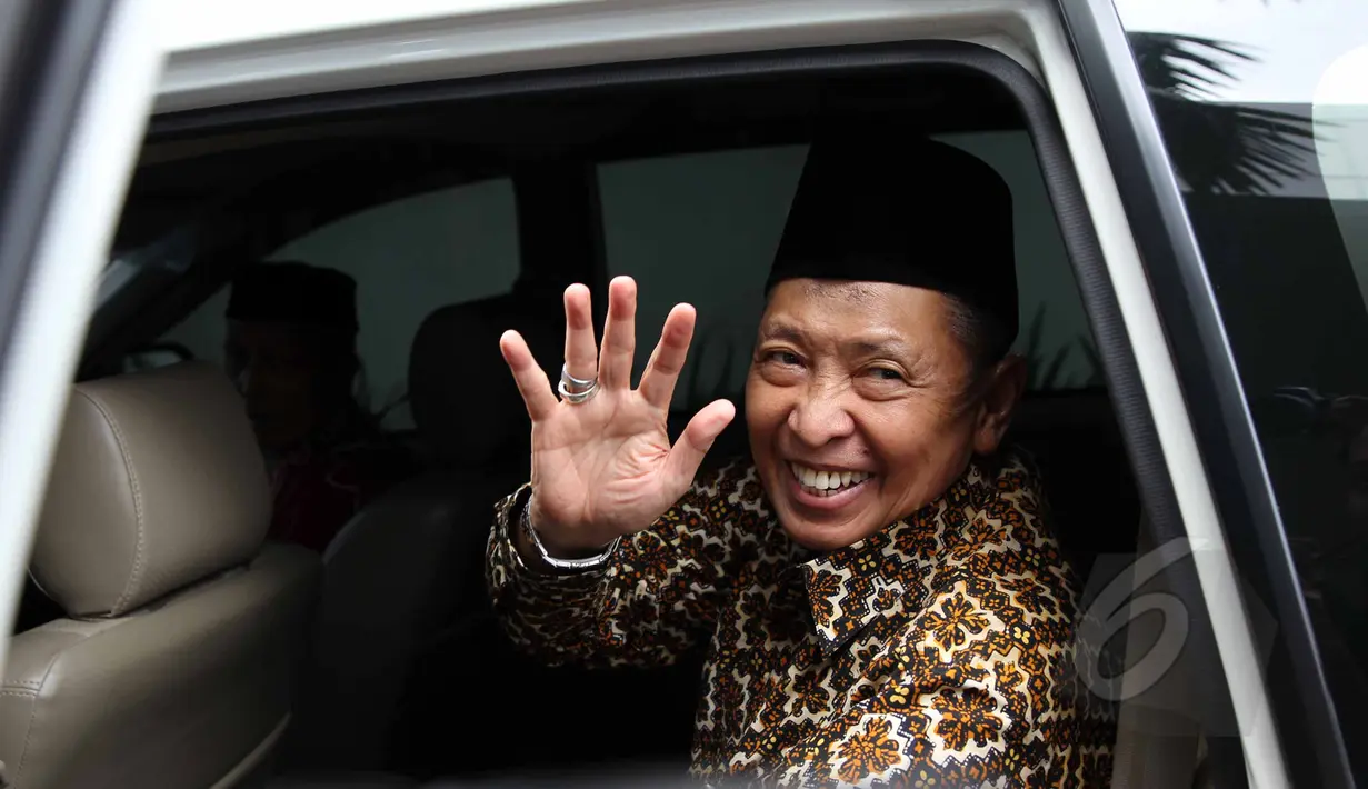 Mantan Ketum PPP Hamzah Haz juga terlihat menyambangi gedung KPK, Jakarta, Senin (27/4/2015). Mantan wapres RI itu mengaku kedatangannya untuk menjenguk mantan Ketum PPP, Suryadharma Ali (SDA). (Liputan6.com/Helmi Afandi)