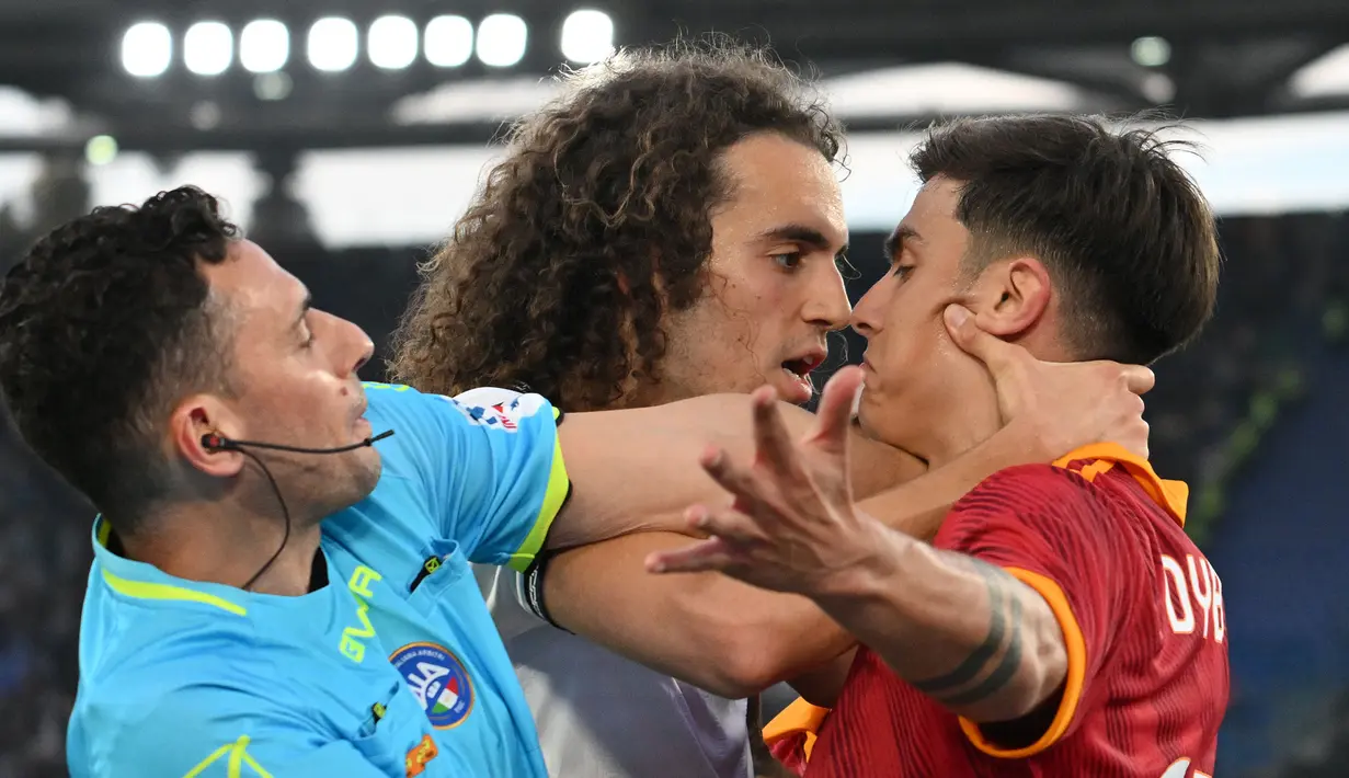 Derby della Capitale (Derbi Ibu Kota) antara AS Roma melawan Lazio pada laga lanjutan Liga Italia 2023/2024, Sabtu (07/04/2024) dini hari WIB diwarnai dengan perseteruan Paulo Dybala dan Matteo Guendouzi. (AFP/Alberto Pizzoli)